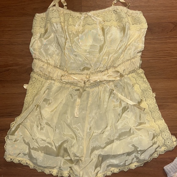 Urban Outfitters yellow romper - Picture 3 of 6